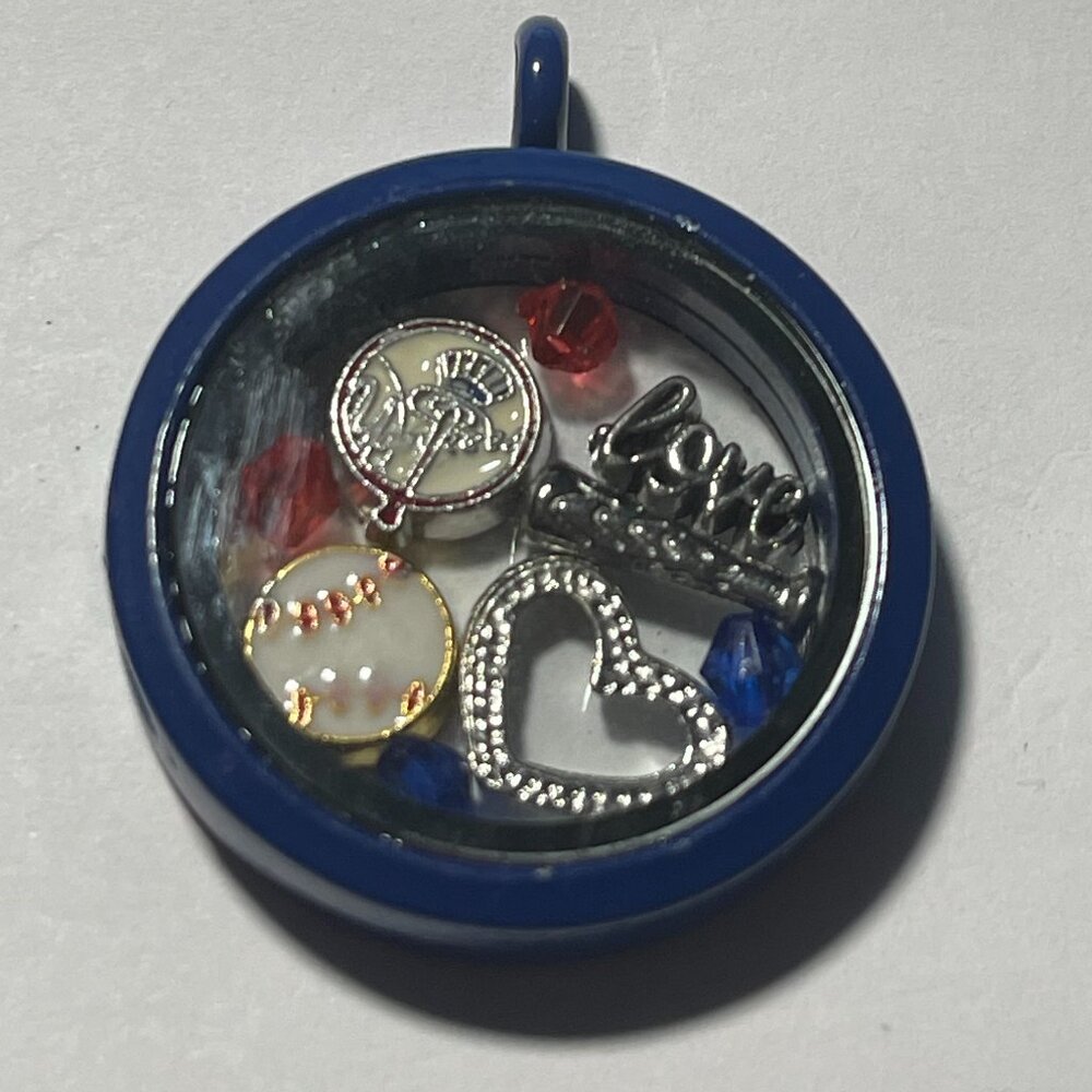 New York Yankees MLB Memory Charm Locket w/ 22 IN chain NEW